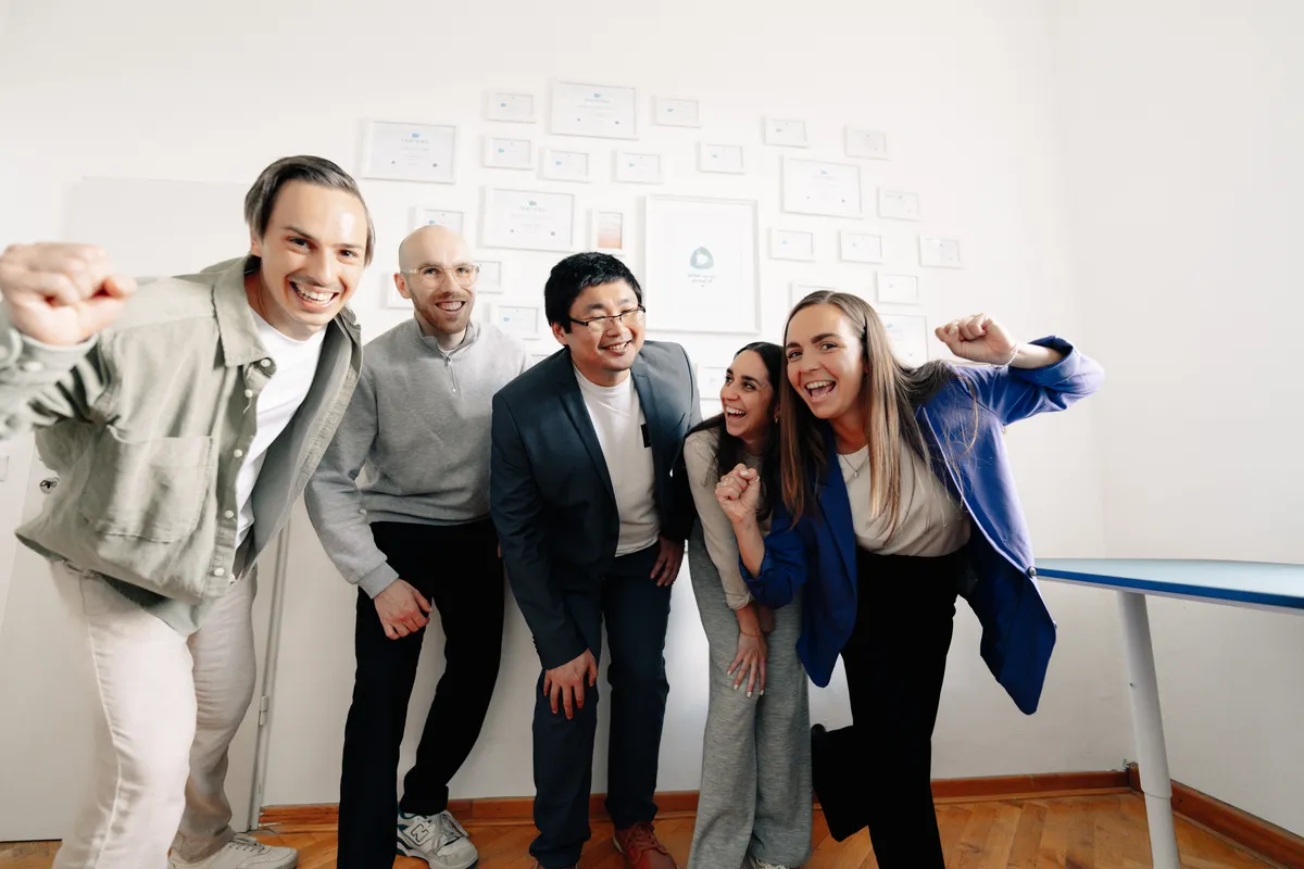 Das Aviando-Team feiert einen gemeinsamen Erfolg