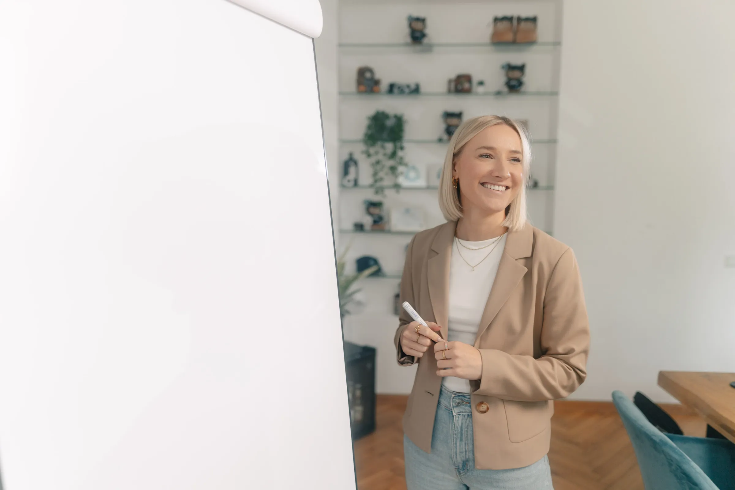 Aviando consultant at the flip chart, smiling