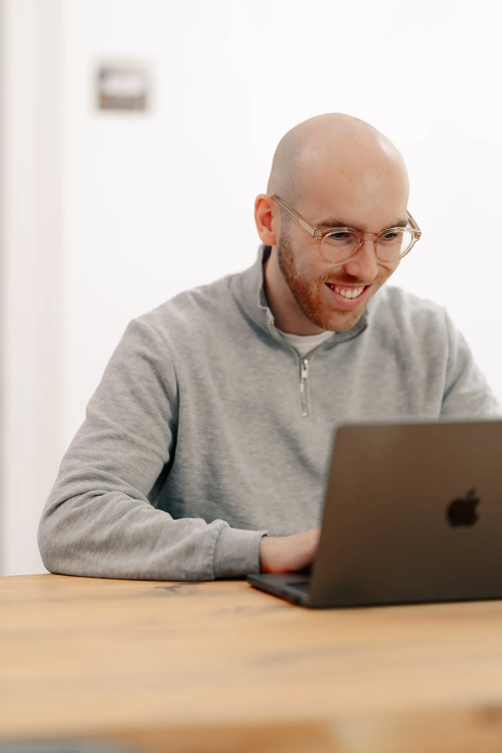 Aviando consultant working on a laptop