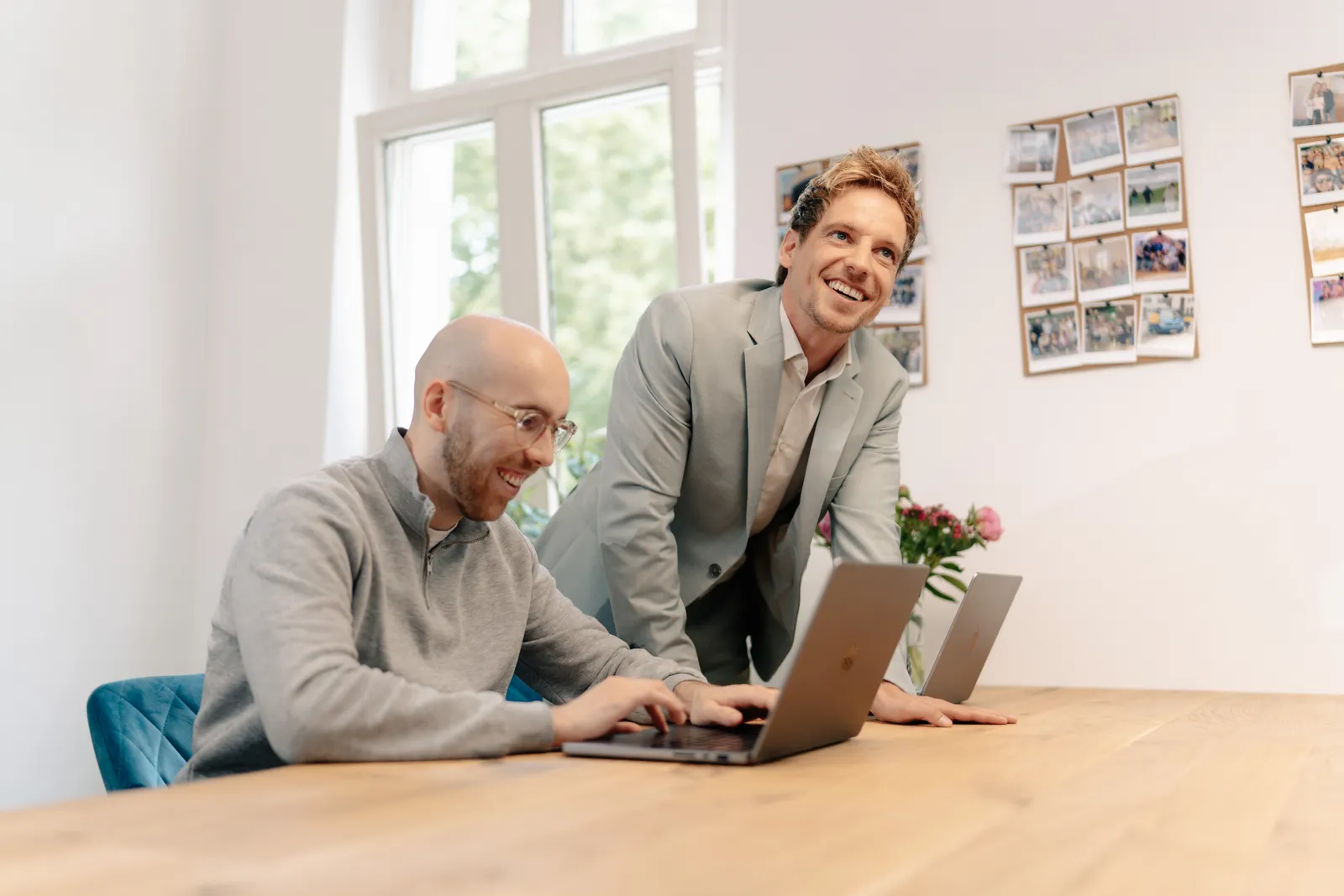 Aviando-Beraterin arbeitet am Laptop