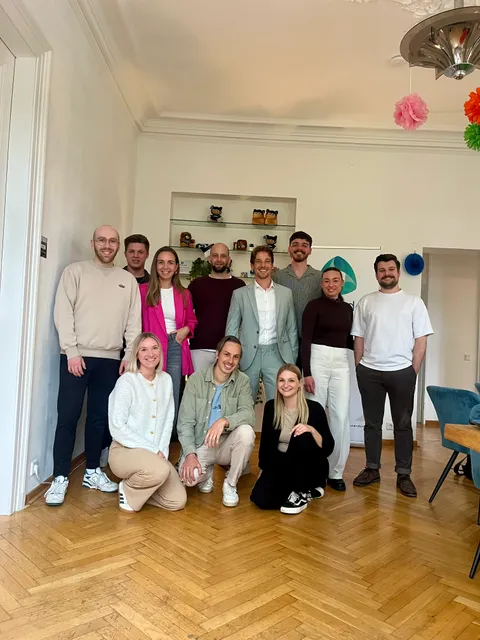 Das Aviando Team beim Gruppenfoto im Büro