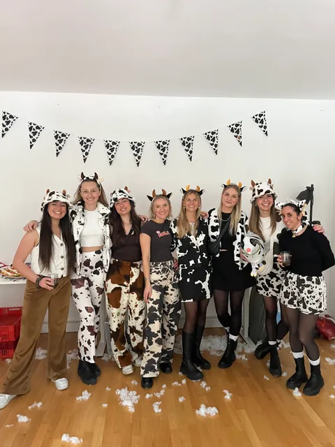 Teammitglieder in Kuh-Kostümen auf einer Karnevalsfeier