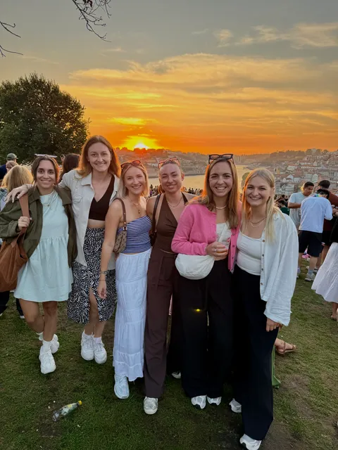 Teammitglieder vor dem Sonnenuntergang beim Team-Trip