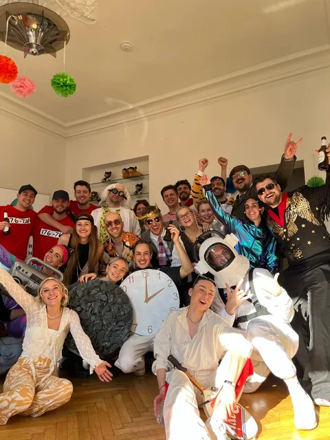 Das kostümierte Team beim Karnevals-Event