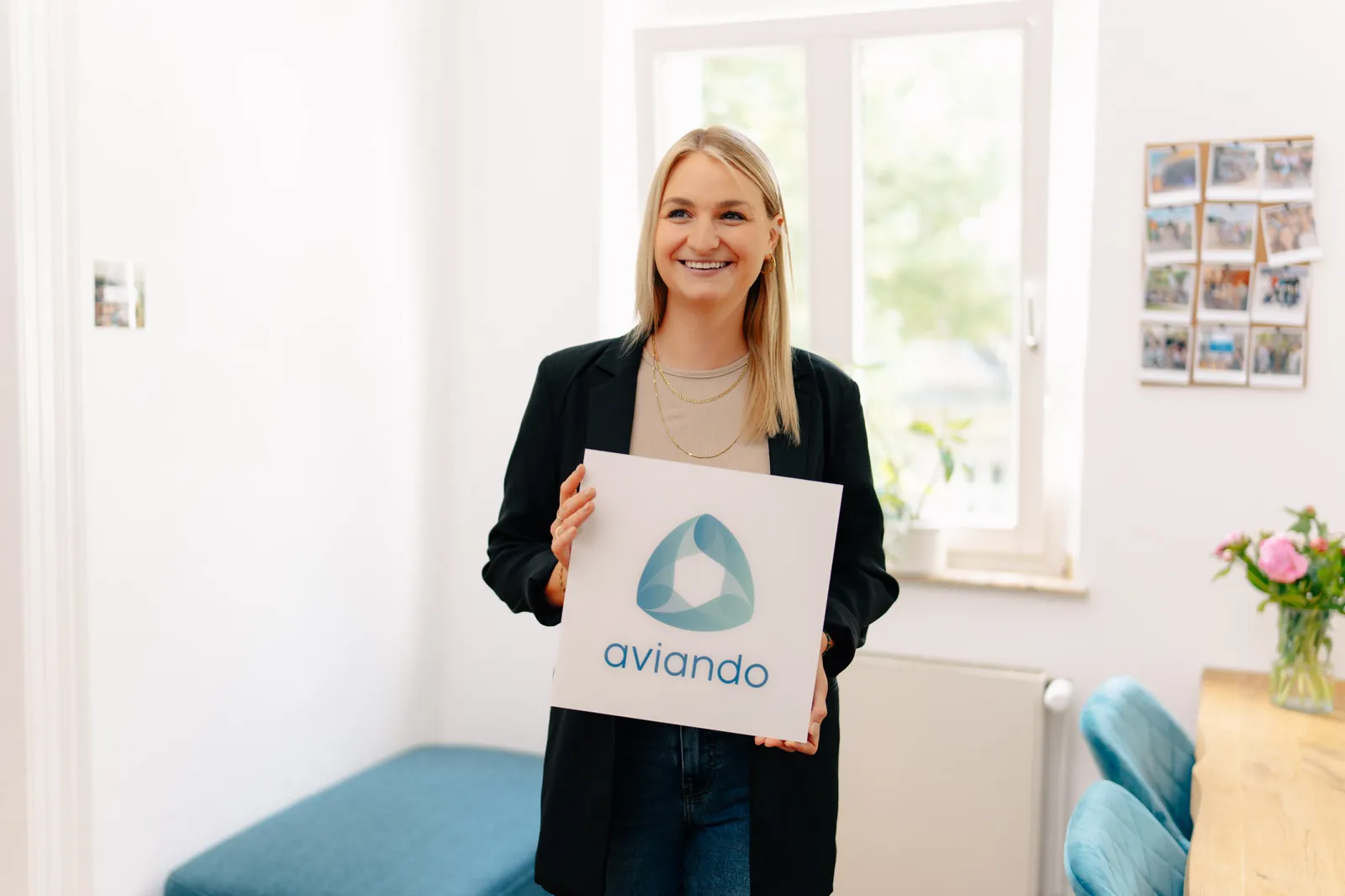 Susanna Fischer, HR Managerin, mit dem Aviando-Logo im Büro